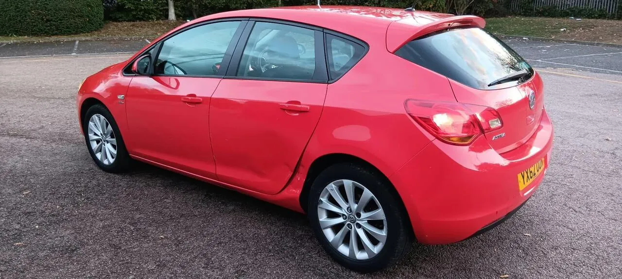 Vauxhall Astra 2012 photo 4
