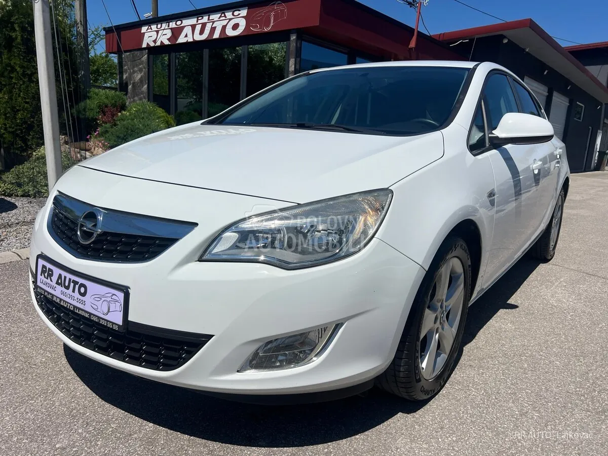 Opel Astra J 2012 photo 2