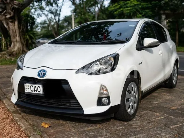 Toyota Aqua 2013 photo 2