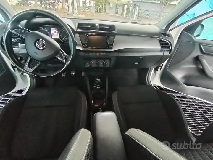 Skoda Fabia 2015 photo 2