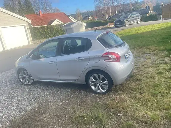 Peugeot 208 2013 photo 4