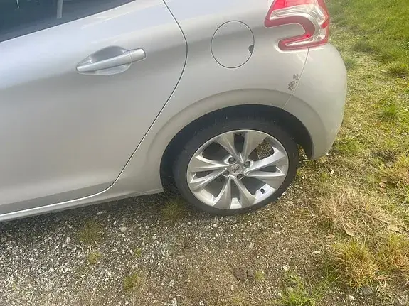 Peugeot 208 2013 photo 3