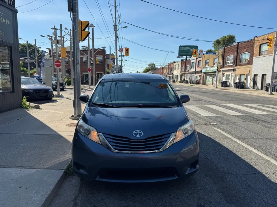 Toyota Sienna 2016 photo 2