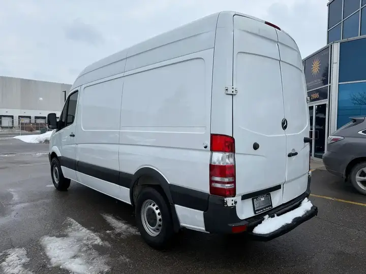 Mercedes-Benz Sprinter Van 2014 photo 3