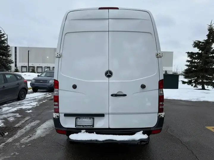 Mercedes-Benz Sprinter Van 2014 photo 4