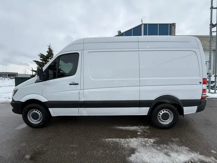 Mercedes-Benz Sprinter Van 2014 photo 2