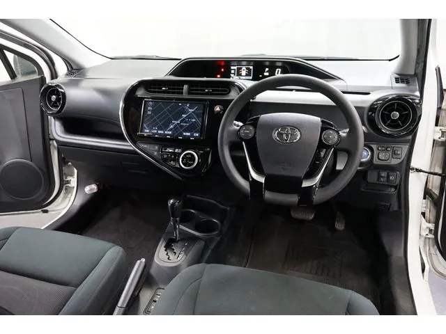 Toyota Aqua 2018 photo 2