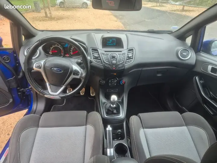 Ford Fiesta 2013 photo 2