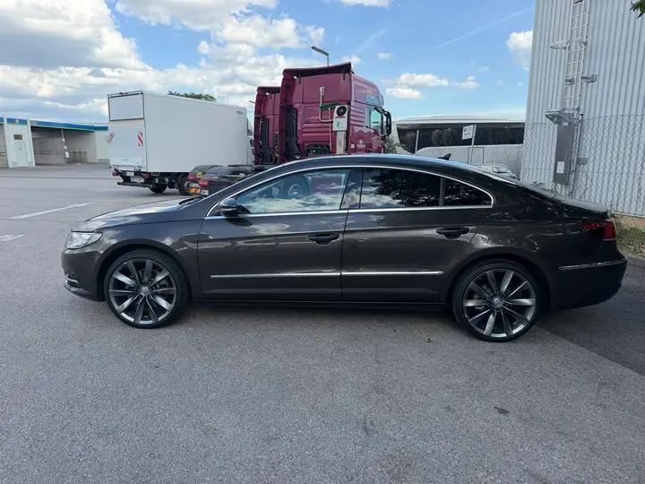 Volkswagen Passat 2012 photo 2