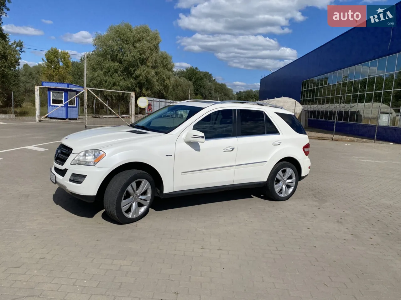 Mercedes-Benz M-Class 2011 photo 2