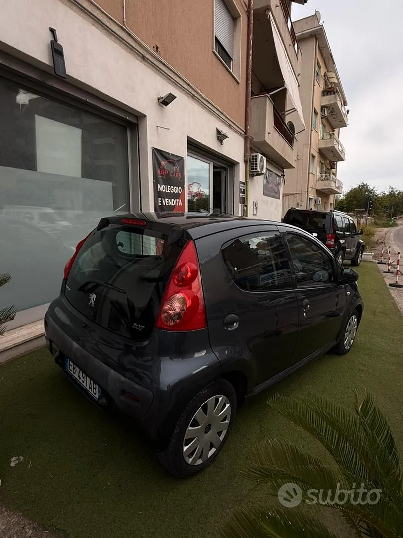 Peugeot 107 2011 photo 2