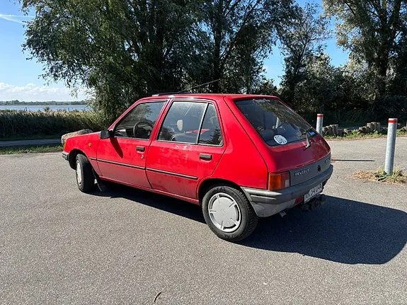 Peugeot 205 1990 photo 3