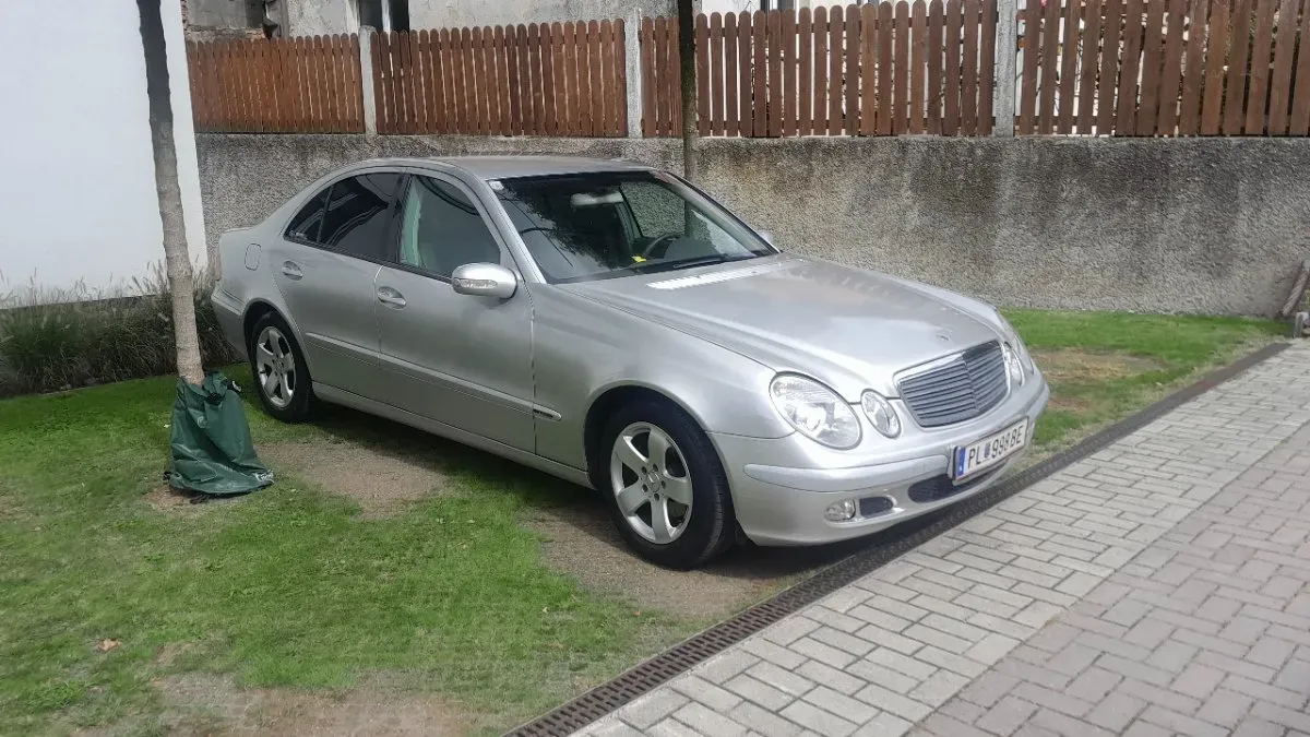Mercedes-Benz E-Class 2004 photo 2