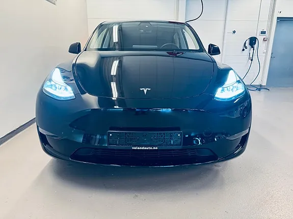 Tesla Model Y 2023 photo 2