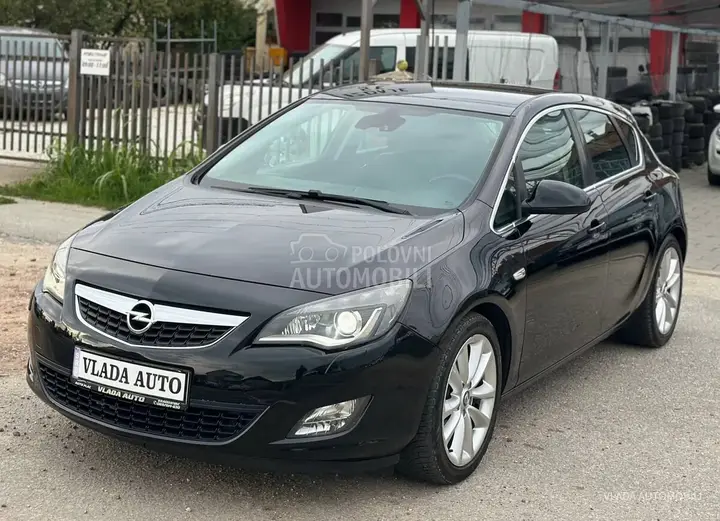 Opel Astra J 2010 photo 2