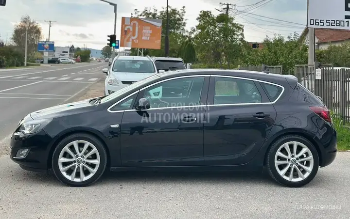 Opel Astra J 2010 photo 4