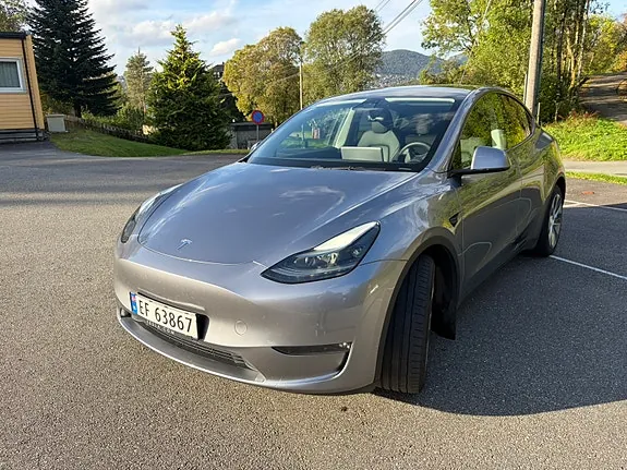 Tesla Model Y 2023 photo 2