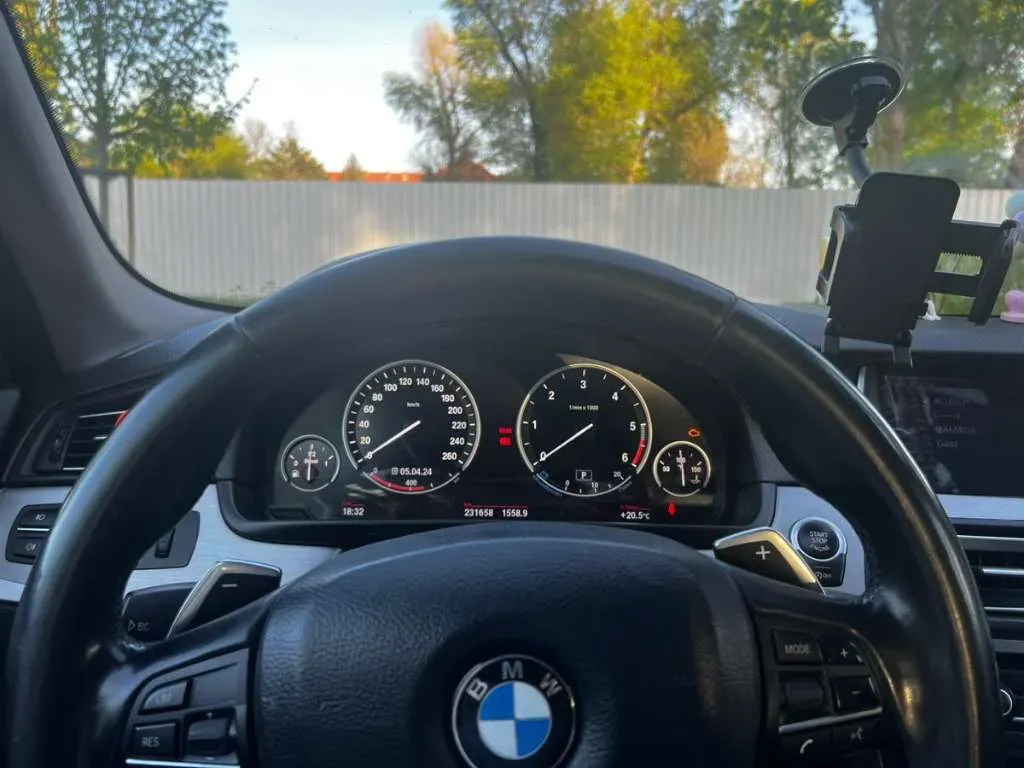 BMW 5 Series 2012 photo 2