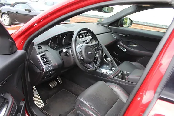 Jaguar E-Pace 2018 photo 2