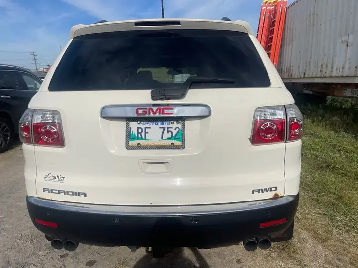 GMC Acadia 2010 photo 2