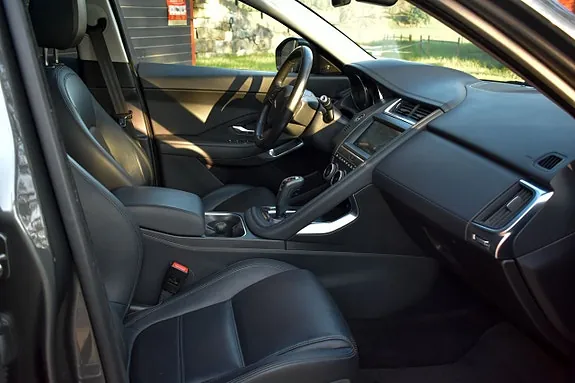 Jaguar E-Pace 2019 photo 2