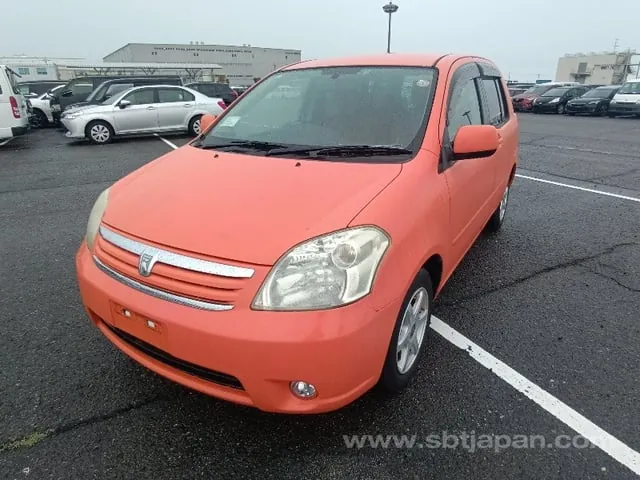 Toyota Raum 2004 photo 2