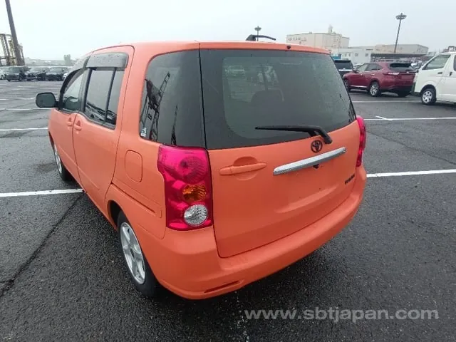 Toyota Raum 2004 photo 3