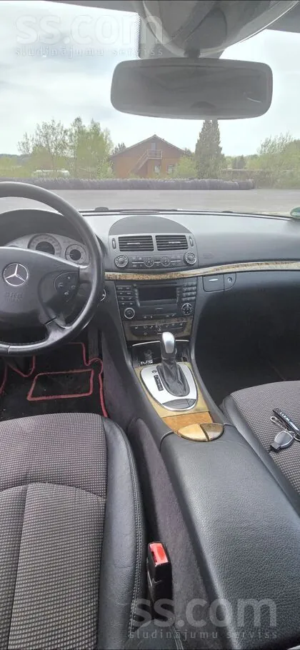 Mercedes-Benz E220 2005 photo 3