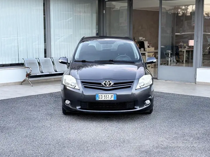 Toyota Auris 2010 photo 2