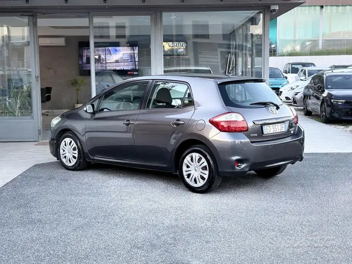 Toyota Auris 2010 photo 4