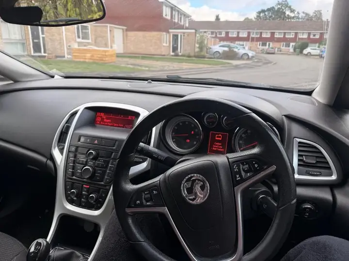 Vauxhall Astra 2011 photo 4
