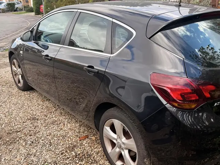 Vauxhall Astra 2011 photo 2