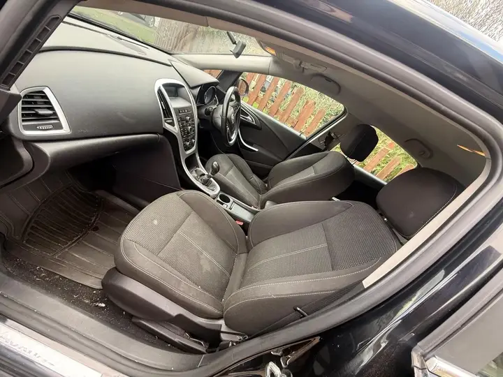 Vauxhall Astra 2011 photo 5
