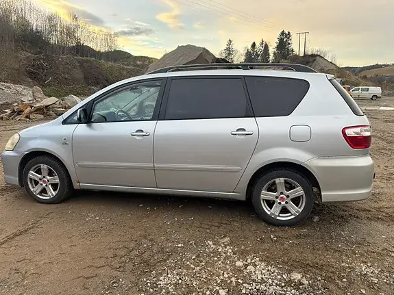 Toyota Avensis Verso 2006 photo 2