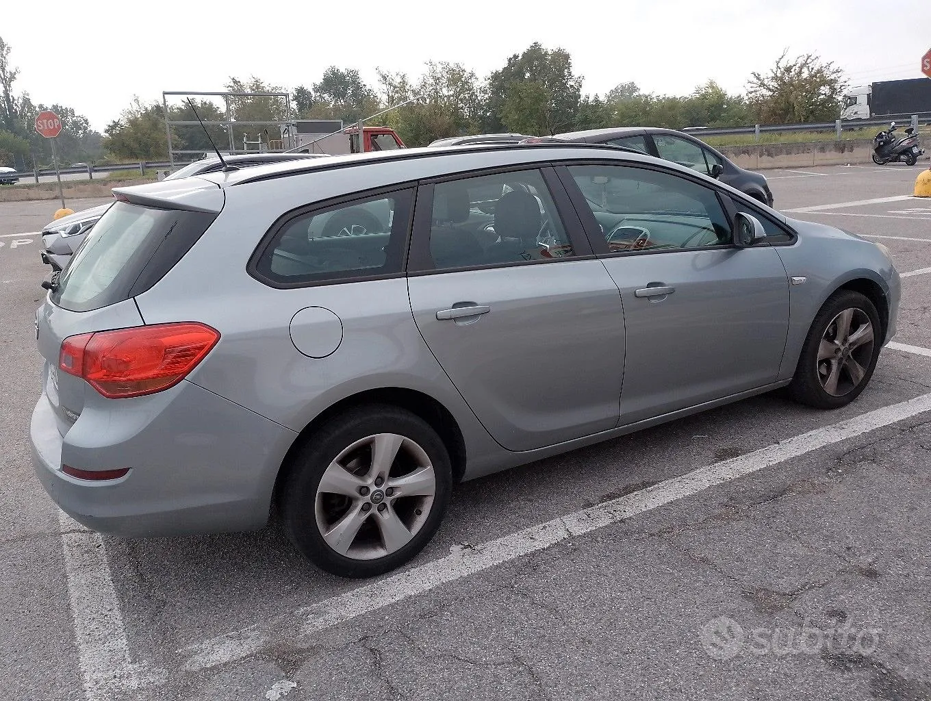 Opel Astra 2011 photo 2
