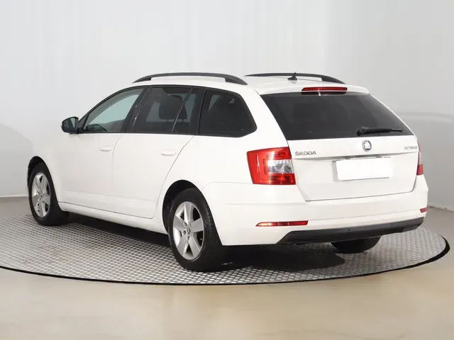 Skoda Octavia Combi 2020 photo 3