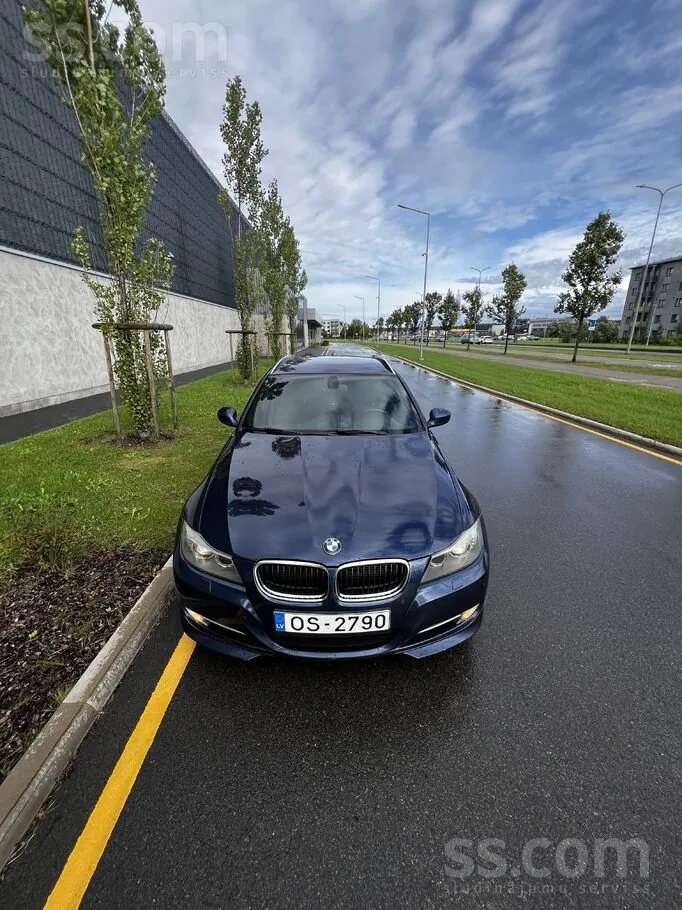 BMW E91 2010 photo 3