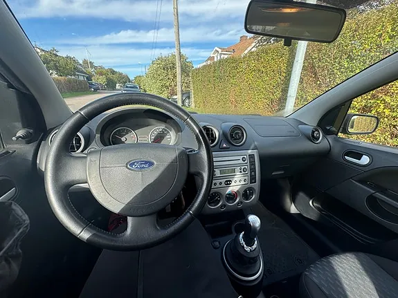 Ford Fiesta 2004 photo 5