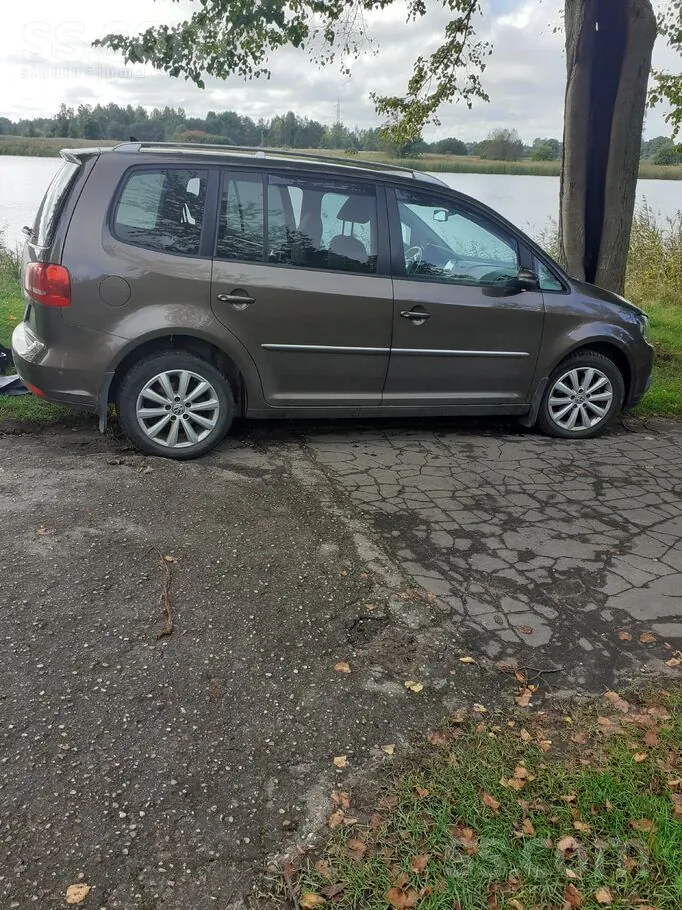 Volkswagen Touran 2011 photo 2