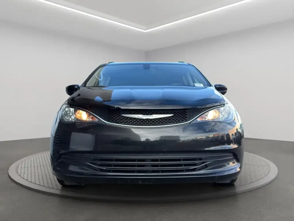 Chrysler Pacifica 2017 photo 2