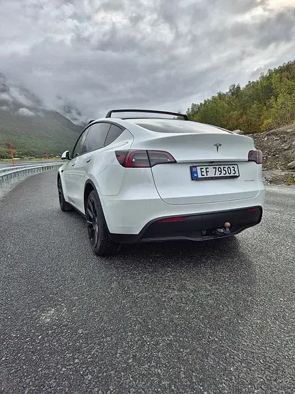 Tesla Model Y 2023 photo 3