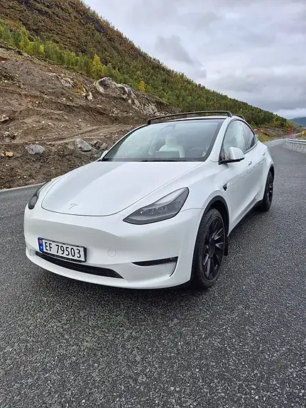 Tesla Model Y 2023 photo 2