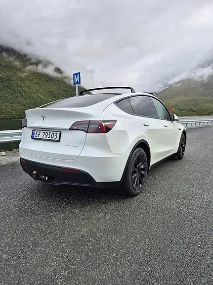 Tesla Model Y 2023 photo 4