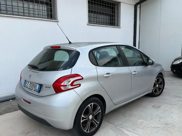 Peugeot 208 2015 photo 5