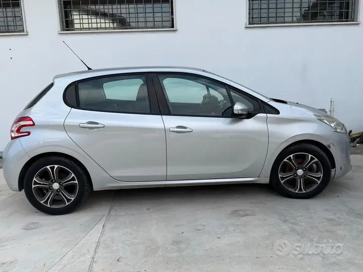 Peugeot 208 2015 photo 4