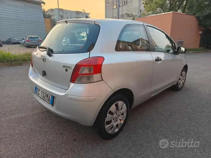 Toyota Yaris 2010 photo 4