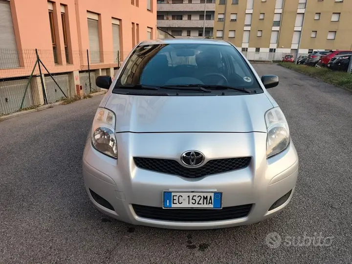 Toyota Yaris 2010 photo 2