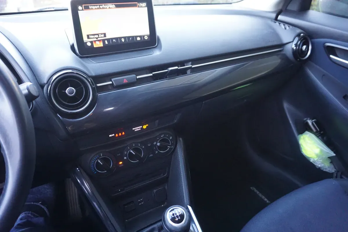 Mazda Mazda2 2016 photo 3