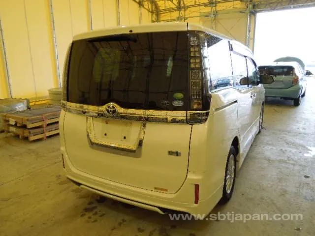 Toyota Voxy Hybrid V 2015 photo 4