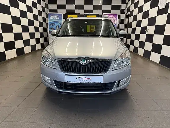 Skoda Fabia 2011 photo 3